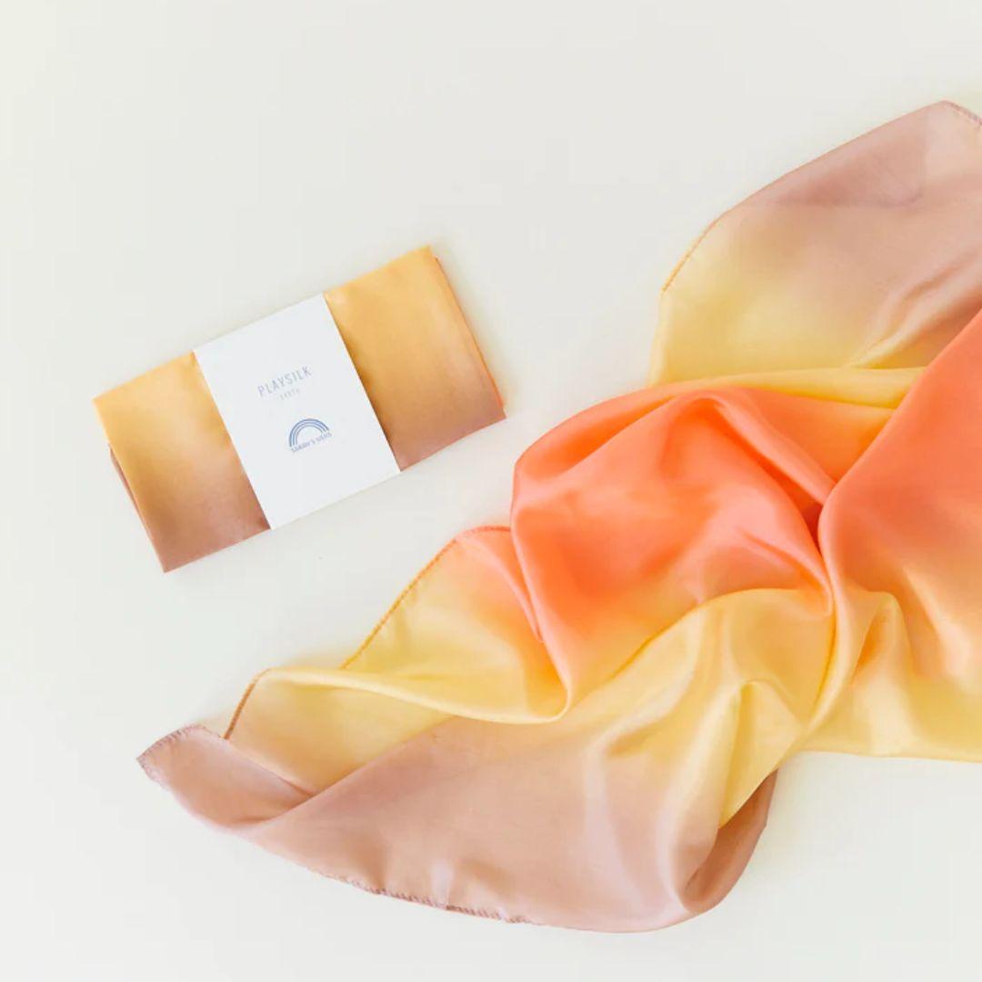 Sarah's Silks igra svilo v sijočih bež in oranžnih barvah puščave.