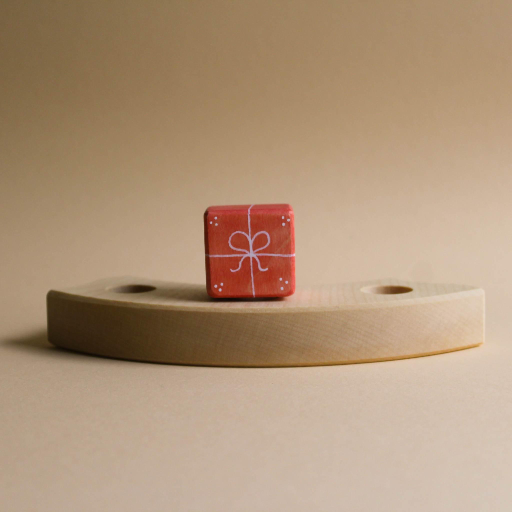 Juharka: Gift Box (celebration ring figure)