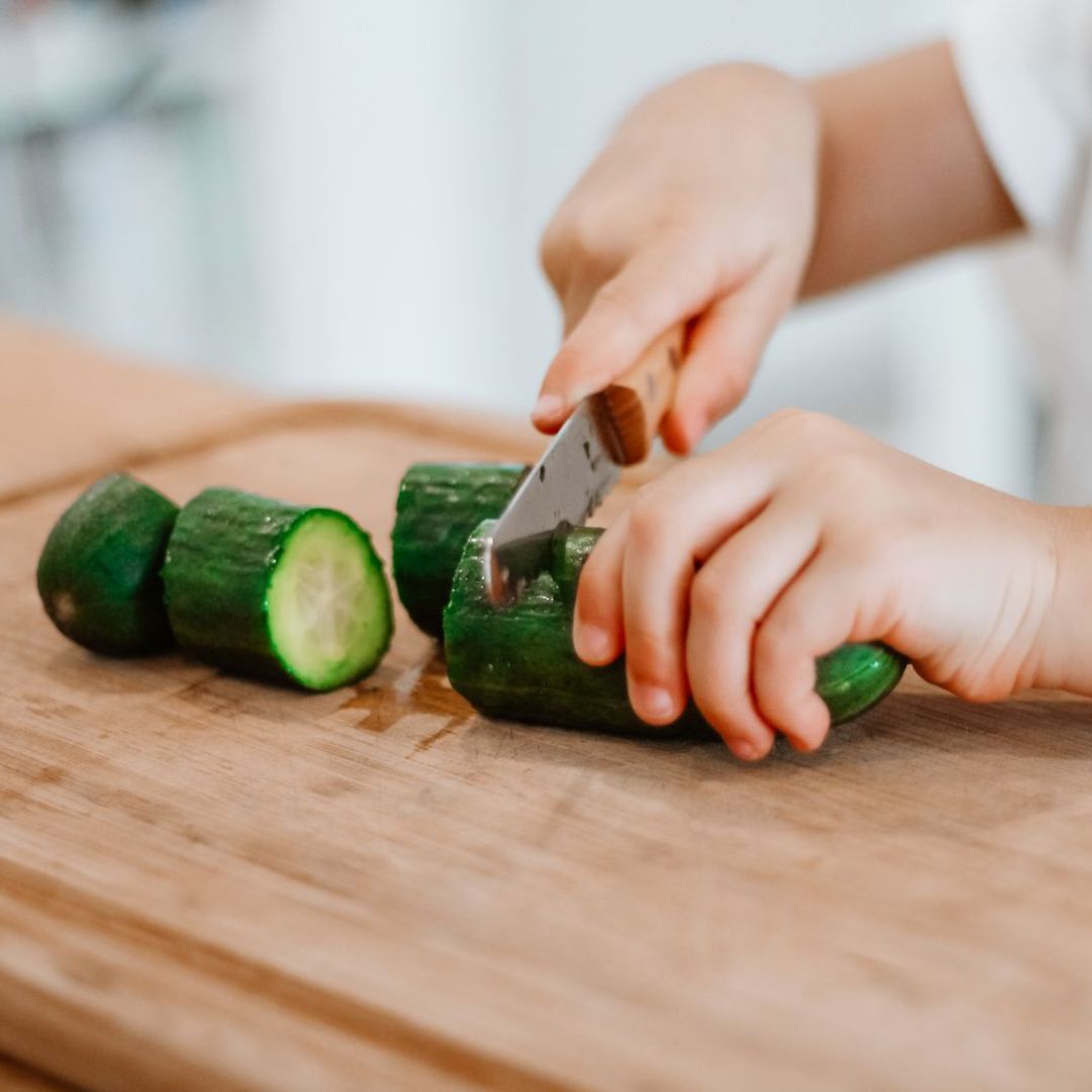 2-kiddikutter-the-original-safe-children-knife-wooden-handle-varni-otroski-kuhinjski-noz-za-otroke